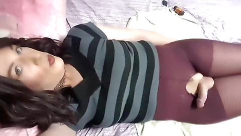 Amateur shemale masturbates with her toy and hands