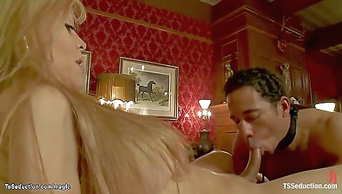 Two blonde girls with big ass and nice tummy are threeway